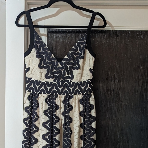 Gorgeous Midi Dress - Picture 3 of 10